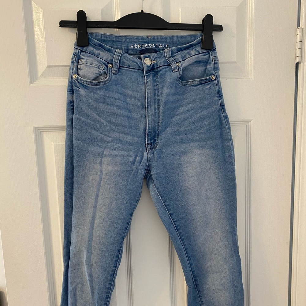 AEROPOSTALE LIGHT WASH SKINNY JEANS (SIZE 6)
